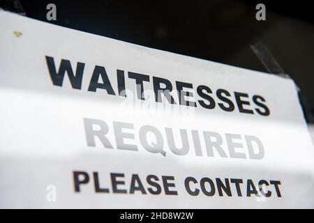 Slough, berkshire, Großbritannien. 30th. Dezember 2021. Eine Anzeige für Kellnerinnen im Restaurantfenster in Slough. Quelle: Maureen McLean/Alamy Stockfoto