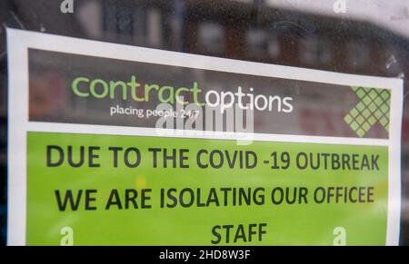 Slough, berkshire, Großbritannien. 30th. Dezember 2021. Ein Hinweis in einer Arbeitsagentur, dass die Mitarbeiter aufgrund eines Covid-19-Ausbruchs isoliert werden. Quelle: Maureen McLean/Alamy Stockfoto