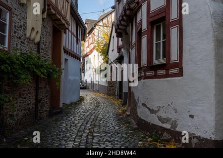 Eine schmale Straße in einer alten Moseltalstadt. Wunderschöne alte Häuser Stockfoto
