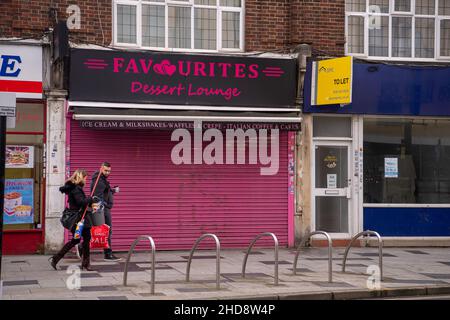 Slough, berkshire, Großbritannien. 30th. Dezember 2021. Fensterläden in einem Café in Slough. Quelle: Maureen McLean/Alamy Stockfoto