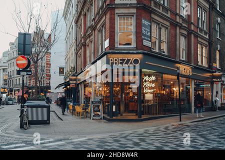 London, Großbritannien - 23. November 2021: Prezzo-Restaurant in einer Straße in Soho, einem Viertel von London, das für seine Bars, Restaurants und Clubs berühmt ist. Prezzo ist eine Kette Stockfoto