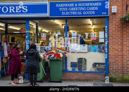 Slough, berkshire, Großbritannien. 30th. Dezember 2021. Einkäufer vor einem Baumarkt in der Slough High Street. Quelle: Maureen McLean/Alamy Stockfoto