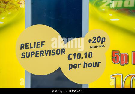 Slough, berkshire, Großbritannien. 30th. Dezember 2021. Stellenanzeigen im Fenster eines Casinos in der Slough High Street. Quelle: Maureen McLean/Alamy Stockfoto