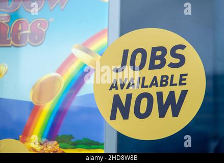 Slough, berkshire, Großbritannien. 30th. Dezember 2021. Stellenanzeigen im Fenster eines Casinos in der Slough High Street. Quelle: Maureen McLean/Alamy Stockfoto