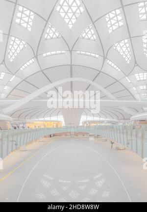 Vertikale Aufnahme eines Innenraums des Beijing Daxing International Airport, China Stockfoto