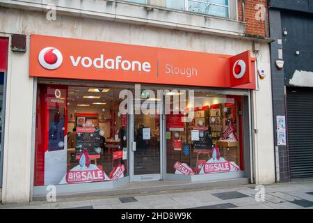 Slough, berkshire, Großbritannien. 30th. Dezember 2021. Ein ruhiger Tag im Vodafone Handyshop in Slough. Quelle: Maureen McLean/Alamy Stockfoto