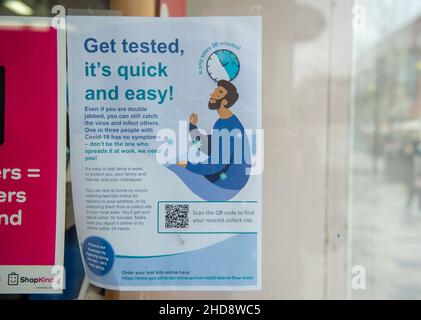 Slough, berkshire, Großbritannien. 30th. Dezember 2021. Ein Get Tested-Schild im Fenster von WH Smith. Quelle: Maureen McLean/Alamy Stockfoto