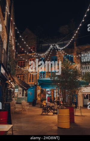 London, Großbritannien - 23. November 2021: Weihnachtsbeleuchtung im Ept Neal's Yard in Covent Garden, einem berühmten Touristenviertel von London mit vielen Geschäften und Restaurants Stockfoto