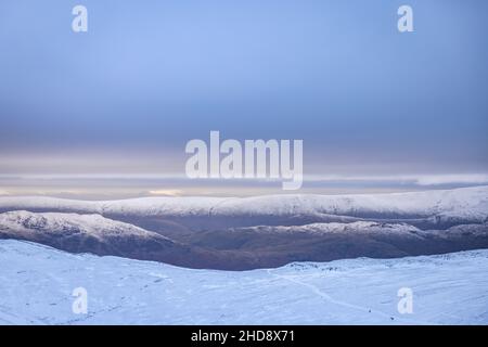 Wolkiger Himmel über englischen Bergen im Winter Stockfoto