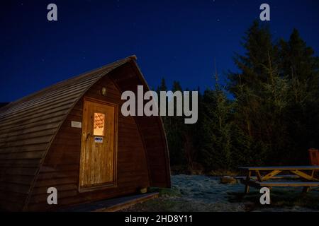 Berghütte unter den Sternen im Winter Stockfoto