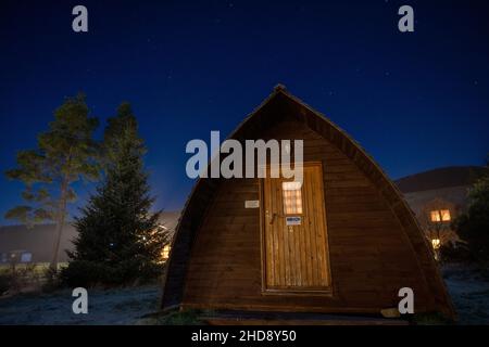 Berghütte unter den Sternen im Winter Stockfoto