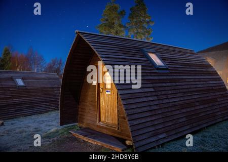 Berghütte unter den Sternen im Winter Stockfoto