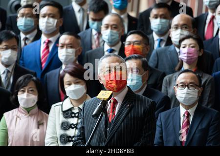 Admiralty, Hongkong. 03rd Januar 2022. Tommy Cheung Yu-yan trug eine rote China-Maske, während er seine Rede hielt, nachdem er sich vereidigt hatte, der Gesetzgeber zu sein.90 Gesetzgeber vereidigten nach der Wahlüberholung im vergangenen Jahr ihren Eid, Mitglieder des legislativrates zu sein, mit einem Erdrutschsieg pro-chinesischer Parteien, da nur Patrioten erlaubt sind. (Foto von Alex Chan Tsz Yuk/SOPA Images/Sipa USA) Quelle: SIPA USA/Alamy Live News Stockfoto