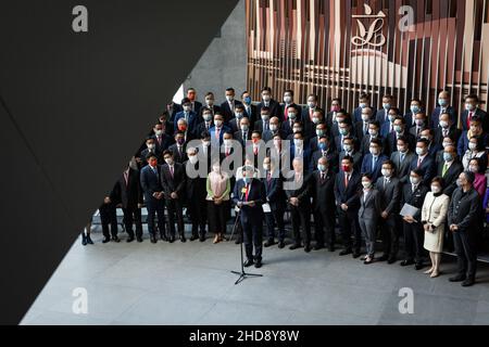 Admiralty, Hongkong. 03rd Januar 2022. Ein amtierender Präsident des Legislativrates von Hongkong, Andrew Leung Kwan-yuen, hielt nach der Eid-Zeremonie eine Rede.90 Gesetzgeber vereidigten ihren Eid, Mitglieder des legislativrates zu sein, nachdem die Wahlen im vergangenen Jahr überarbeitet worden waren, mit einem Erdrutschsieg pro-chinesischer Parteien, da nur Patrioten erlaubt sind. (Foto von Alex Chan Tsz Yuk/SOPA Images/Sipa USA) Quelle: SIPA USA/Alamy Live News Stockfoto