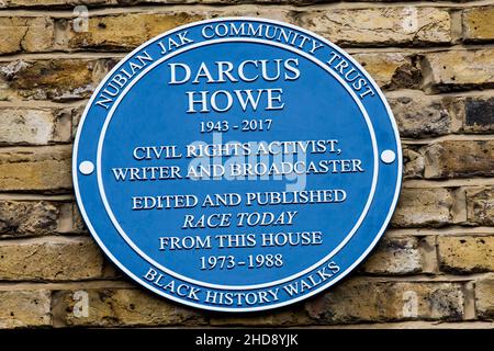 4th Jan 2022 London UK Eine blaue Plakette wird für Darcus Howe an der T 167 Railton Road, Brixton enthüllt, dem ehemaligen Büro des Race Today Collective, das er C Stockfoto