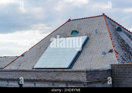 Sonnenkollektoren auf historischem Dach in Uptown New Orleans, LA, USA Stockfoto