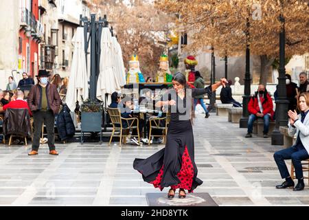 GRANADA ANDALUCIA SPANIEN FLAMENCOTÄNZERIN TANZ AUF DER PLAZA DE SANTA ANA Stockfoto