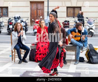 GRANADA ANDALUCIA SPANIEN SEHR FARBENFROH SCHÖNE FLAMENCOTÄNZERIN TANZEN AUF DER PLAZA DE SANTA ANA Stockfoto