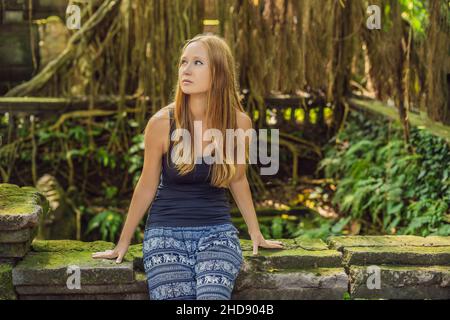 Junge Frau touristische erforscht den Monkey Forest in Ubud, Bali, Indonesien Stockfoto