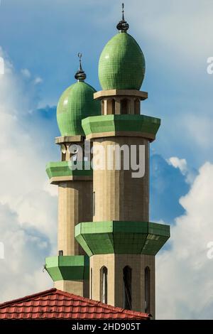 Minarette der Moschee Masjid Agung Rantepao im Zentrum dieser Hauptstadt im Norden von Torajan. Rantepao, Toraja, Süd-Sulawesi, Indonesien Stockfoto