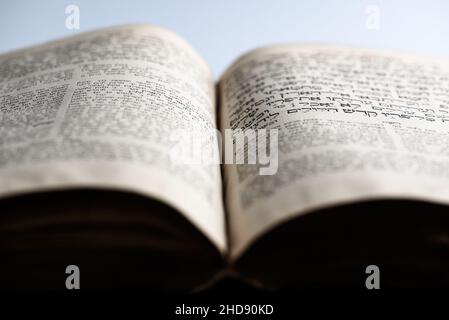 Öffne die Seite von Tora. Nahaufnahme des alten jüdischen heiligen Buches. Selektiver Fokus Stockfoto