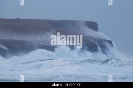 Wellen schlagen über 300ft Klippen bei Marwick Head, Orkney Isles Stockfoto