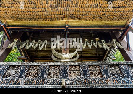 Kieferknochen von Opferbüffeln im Pavillon auf der UNESCO-Grabstätte Bori Kalimbuang 102 Menhir mit megalithischer Grabstätte. Bori, Rantepao, Süd-Sulawesi, Indonesien Stockfoto