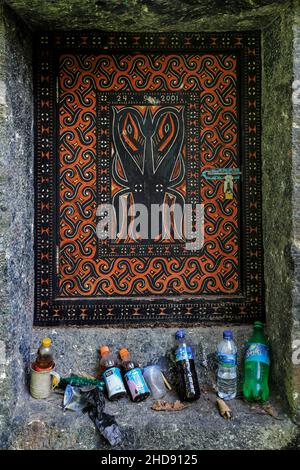 Grabnische, Büffelmotiv & Getränke, megalithische Grabstätte von Bori Kalimbuang. Bori, Rantepao, Toraja, Süd-Sulawesi, Indonesien Stockfoto