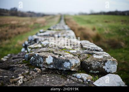 Hadrians Mauer, eine beeindruckende Mauer, die von den Römern über den Gipfel Englands errichtet wurde Stockfoto