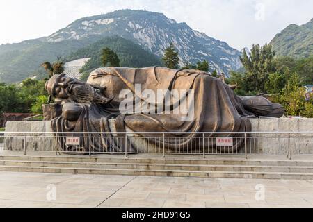 HUA SHAN, CHINA - 4. AUGUST 2018: Statue des chinesischen Philosophen Konfuzius in Hua Shan, China Stockfoto