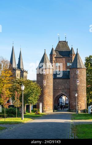 Dom und Klever Tor, Doppeltor in Xanten, Außentor, mit den Eulentürmen, Niederrhein, NRW, Deutschland, Stockfoto