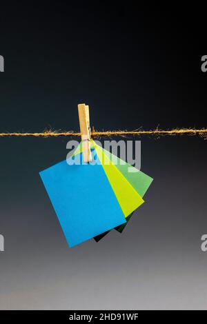 Eine jute Wäscheleine, Klamotten (Clips) und eine bunte leere Notizkarten, um eine Botschaft, eine Liebesnote oder ein inspirierendes Zitat zu vermitteln Stockfoto