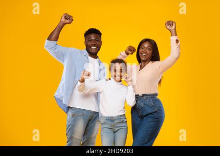 Porträt einer emotionalen schwarzen Familie, die im Studio die Fäuste schüttelt Stockfoto