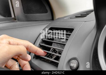 Ersetzen eines defekten Plastikklimaleiters in einer Steckdose für die Klimaanlage durch ein Stück Papier Stockfoto