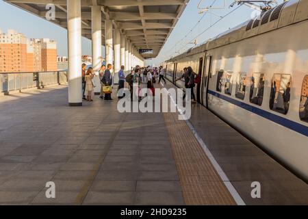 ZHANGYE, CHINA - 23. AUGUST 2018: Bahnsteig des Westbahnhofs Zhangye, Provinz Gansu, China Stockfoto