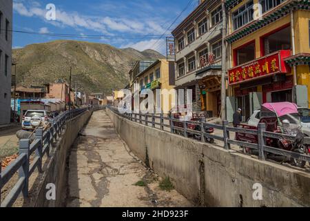 XIAHE, CHINA - 24. AUGUST 2018: Leerer Wasserkanal in der Stadt Xiahe, Provinz Gansu, China Stockfoto