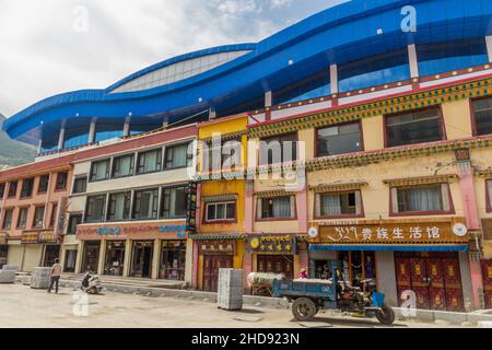 XIAHE, CHINA - 24. AUGUST 2018: Busbahnhof in Xiahe, Provinz Gansu, China Stockfoto