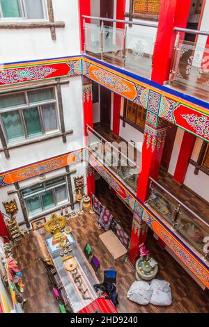 XIAHE, CHINA - 24. AUGUST 2018: Innenhof des Nirvana Hotels in Xiahe, Provinz Gansu, China Stockfoto