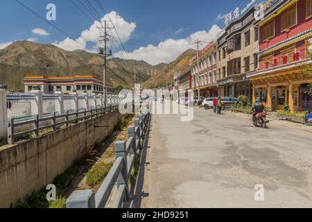 XIAHE, CHINA - 24. AUGUST 2018: Straße in Xiahe, Provinz Gansu, China Stockfoto