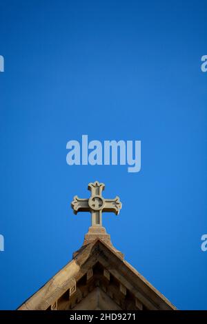 Ein Steinkreuz auf der markanten Kathedrale Basilica of St. Francis of Assisi in Santa Fe, New Mexico. Stockfoto