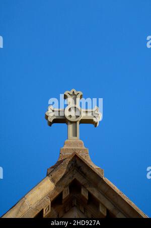 Ein Steinkreuz auf der markanten Kathedrale Basilica of St. Francis of Assisi in Santa Fe, New Mexico. Stockfoto