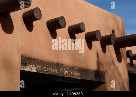 Der historische Palast der Gouverneure aus dem 17th. Jahrhundert in Santa Fe, New Mexico, war jahrhundertelang Sitz der mexikanischen und neumexikanischen Regierung. Stockfoto