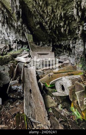 Verwitterte Särge (Erong) in der 700 Jahre alten Grabhöhle bei Lombock Parinding, nördlich von Rantepao. Lombok Parinding, Toraja, Süd-Sulawesi, Indonesien. Stockfoto