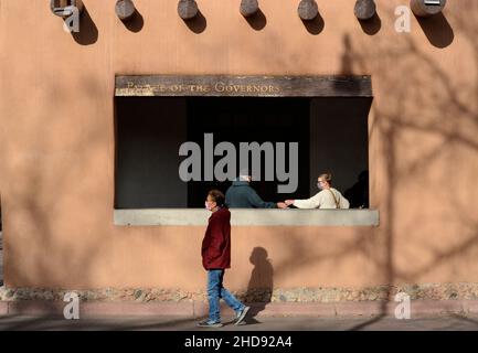 Touristen in Santa Fe, New Mexico, besuchen den historischen Palast der Gouverneure aus dem 17th. Jahrhundert der Stadt, der seit Jahrhunderten Sitz der Staatsregierung ist. Stockfoto