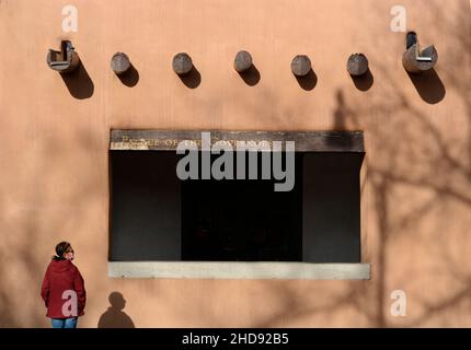 Touristen in Santa Fe, New Mexico, besuchen den historischen Palast der Gouverneure aus dem 17th. Jahrhundert der Stadt, der seit Jahrhunderten Sitz der Staatsregierung ist. Stockfoto