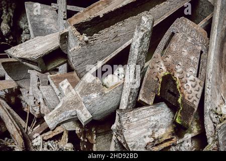 Alte Särge (Erong) und Schädel in der 700 Jahre alten Grabhöhle bei Lombock Parinding, nahe Rantepao. Lombok Parinding, Toraja, Süd-Sulawesi, Indonesien. Stockfoto