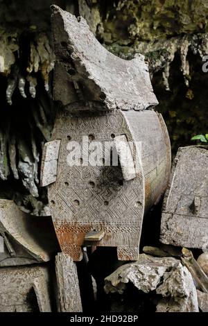 Verwitterte Särge (Erong) in der 700 Jahre alten Grabhöhle bei Lombock Parinding, nördlich von Rantepao. Lombok Parinding, Toraja, Süd-Sulawesi, Indonesien. Stockfoto