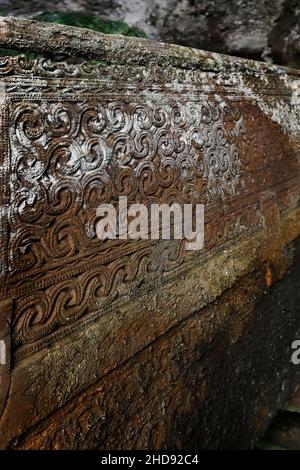 Verwitterte geometrische Schnitzerei auf Sarg (Erong) in der 700 Jahre alten Grabhöhle bei Lombock Parinding. Lombok Parinding, Toraja, Süd-Sulawesi, Indonesien. Stockfoto