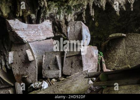 Verwitterte Särge (Erong) in der 700 Jahre alten Grabhöhle bei Lombock Parinding, nördlich von Rantepao. Lombok Parinding, Toraja, Süd-Sulawesi, Indonesien. Stockfoto