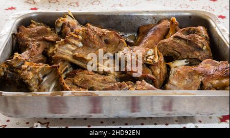 Hausgemachter gebratener Ziegenling oder geröstetes Kind „cabrito assado“, fertig zum Essen. Typisch portugiesisches Gericht Stockfoto